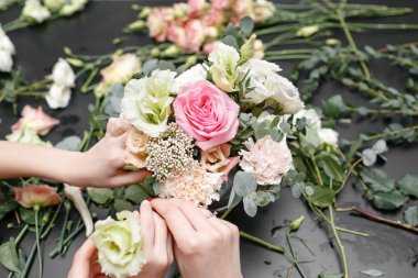 Ana sınıfı buketleri çocuklar için yapmak. Bahar buket metal süs saksının içinde. Düzenlenmesi, kendi elleriyle güzel buketler yapma çiçek öğrenme