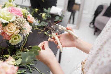 Ana sınıfı buketleri çocuklar için yapmak. Bahar buket metal süs saksının içinde. Düzenlenmesi, kendi elleriyle güzel buketler yapma çiçek öğrenme