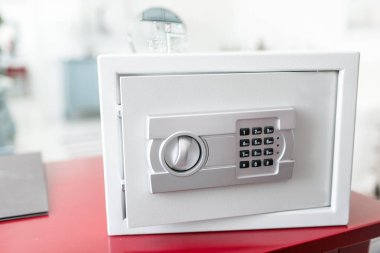 Varlıklı bir evde güvenli açın. Otel odasında kasa. Para ve belgeler güvenli depolama kavramı