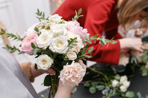 Clase magistral en hacer ramos. Ramo de primavera. Aprender arreglos florales, hacer ramos hermosos con sus propias manos — Foto de Stock