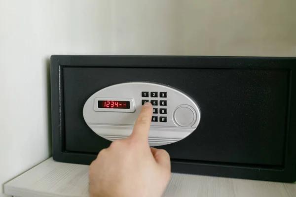Einfaches Passwort. Taste an schwarzem Safe im Hotelzimmer drücken. Konzept sichere Aufbewahrung von Geld und Dokumenten — Stockfoto