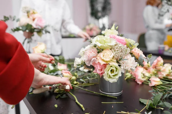Master class on making bouquets. Spring bouquet. Learning flower arranging, making beautiful bouquets with your own hands — Stock Photo, Image
