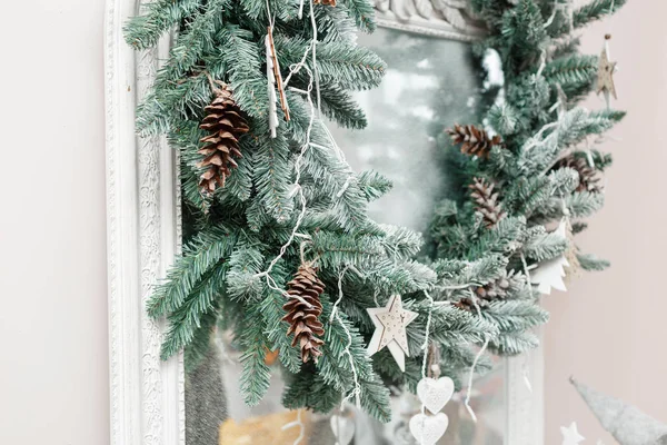 Καλά Χριστούγεννα και καλές γιορτές. Ένα όμορφο σαλόνι διακοσμημένο για τα Χριστούγεννα. Ξύλινα ρουστίκ διακοσμήσεις και τα δώρα κάτω από το εσωτερικό πατάρι. — Φωτογραφία Αρχείου
