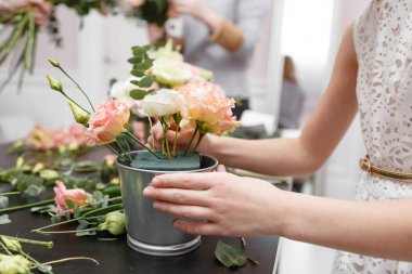 Ana sınıfı buketleri çocuklar için yapmak. Bahar buket metal süs saksının içinde. Düzenlenmesi, kendi elleriyle güzel buketler yapma çiçek öğrenme