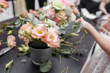 Ana sınıfı buketleri çocuklar için yapmak. Bahar buket metal süs saksının içinde. Düzenlenmesi, kendi elleriyle güzel buketler yapma çiçek öğrenme