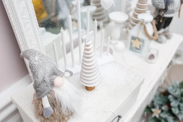 Vrolijk kerstfeest en Happy Holidays. Een prachtige woonkamer ingericht voor Kerstmis. Houten rustieke versieringen en geschenken eronder in loft interieur. — Stockfoto