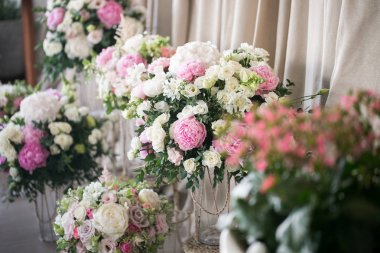 Dekor düğün. taze çiçekler güzel çiçek kompozisyonlar. şenlikli bir akşam yemeği, açık kavramı. rustik tarzı Teras