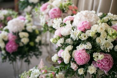 Dekor düğün. taze çiçekler güzel çiçek kompozisyonlar. şenlikli bir akşam yemeği, açık kavramı. rustik tarzı Teras