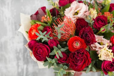 Yakın çekim güzel buket. Gri arka plan bahar çiçekleri. çiçekçi dükkanı. Ahşap masa