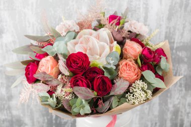 Yakın çekim güzel buket. Gri arka plan bahar çiçekleri. çiçekçi dükkanı. Ahşap masa