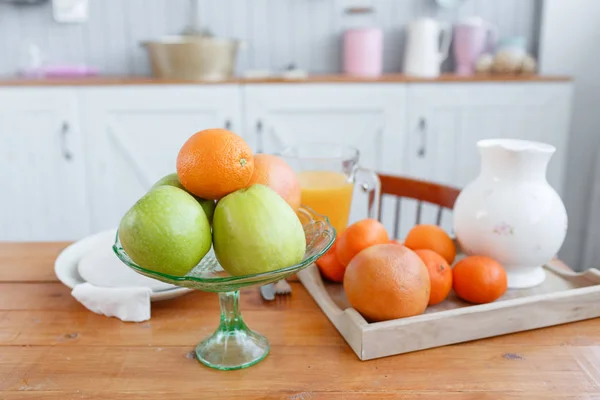 Stillleben: Orangen und ein Glas Saft auf einem Holztisch. Vitamine und gesunder Lebensstil — Stockfoto