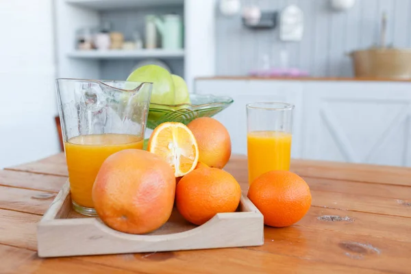 Still life: oranges and glass of juice on a wooden table. vitamins and healthy lifestyle concept — Stock Photo, Image