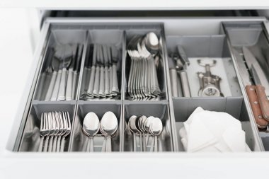 Sofra ayarlayın. Çatal, bıçak ve kaşıklar yemek odası veya mutfak ile plastik tepsi.