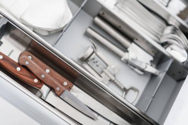 Sofra ayarlayın. Çatal, bıçak ve kaşıklar yemek odası veya mutfak ile plastik tepsi.