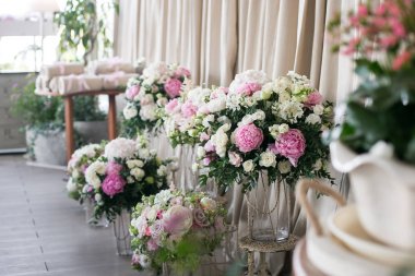 Dekor düğün. taze çiçekler güzel çiçek kompozisyonlar. şenlikli bir akşam yemeği, açık kavramı. rustik tarzı Teras