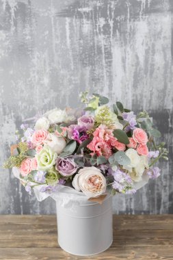 Yakın çekim güzel buket. Gri arka plan bahar çiçekleri. çiçekçi dükkanı