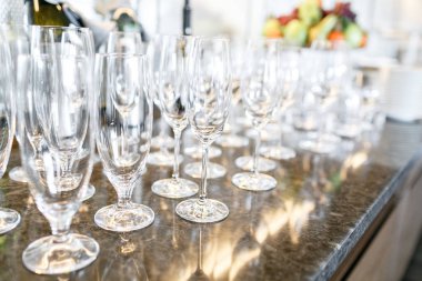 birçok kadehlerin. Otel restoranında kahvaltı. Meyve ve çilek üzerinde arka planda bir açık büfe ile plaka. Bar