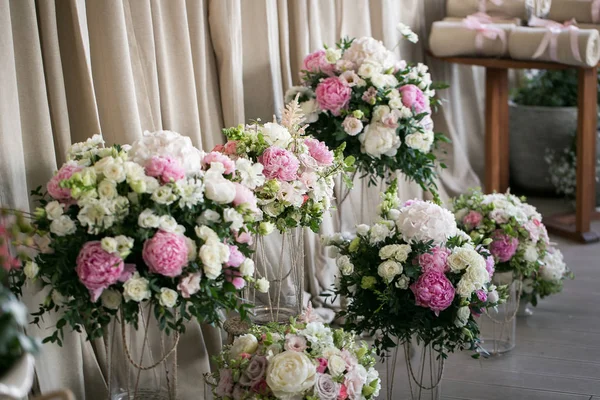 Bruiloft decor. mooie bloem composities van verse bloemen. concept van een feestelijk diner, buiten. rustiek terras — Stockfoto