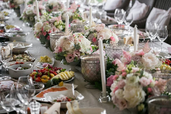 Garland van bloemen en groen voor tafeldecoratie. Luxe bruiloft receptie in restaurant. Stijlvolle inrichting en sieren. Tabellen geserveerd met mooie gerechten en heerlijk eten — Stockfoto