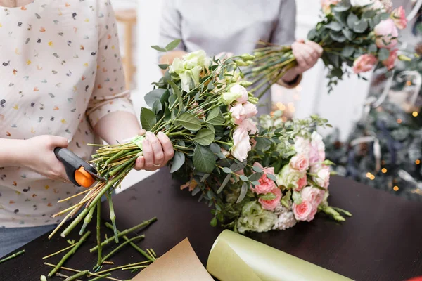 Clase magistral en hacer ramos. Ramo de primavera. Aprender arreglos florales, hacer ramos hermosos con sus propias manos — Foto de Stock