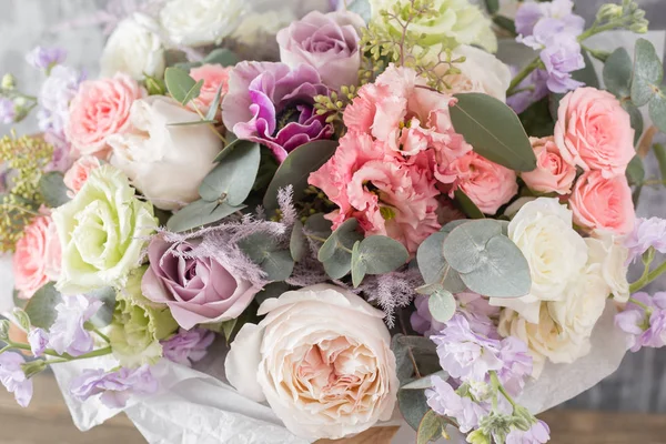 Close-up Beautiful Bouquet. Spring flowers on gray background. flower shop — Stock Photo, Image