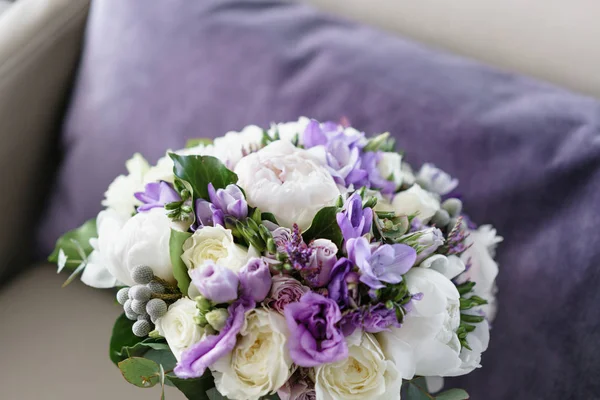 Brudar bröllop bukett med pioner, fresia och andra blommor på svart fåtölj. Ljus och lila våren färg. Morgon i rum — Stockfoto