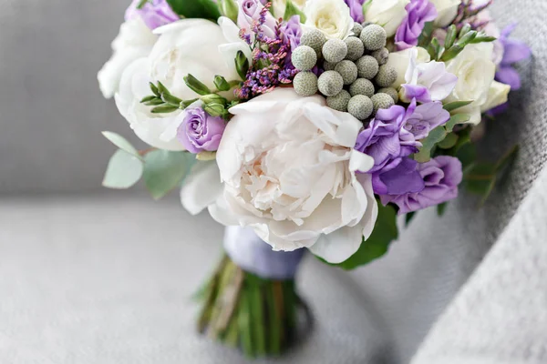 Brudar bröllop bukett med pioner, fresia och andra blommor på svart fåtölj. Ljus och lila våren färg. Morgon i rum — Stockfoto