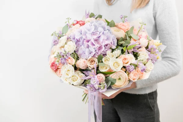 Lila ve hafif kadın elinde güzel çiçekler buket. Floristik kavramı. Bahar renkleri. bir çiçek mağazası, çiçekçi iş. — Stok fotoğraf