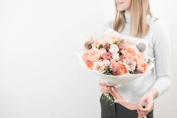 Kadın elinde güzel çiçekler buket. Floristik kavramı. Bahar renkleri. Çiçekçi Çiçek dükkanında çalışır. Kopya alanı — Stok fotoğraf