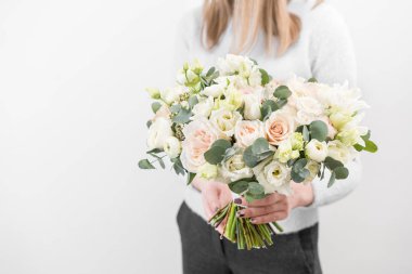 Kadın elinde güzel çiçekler buket düğün. Floristik kavramı. Bahar renkleri. bir çiçek mağazası, çiçekçi iş.