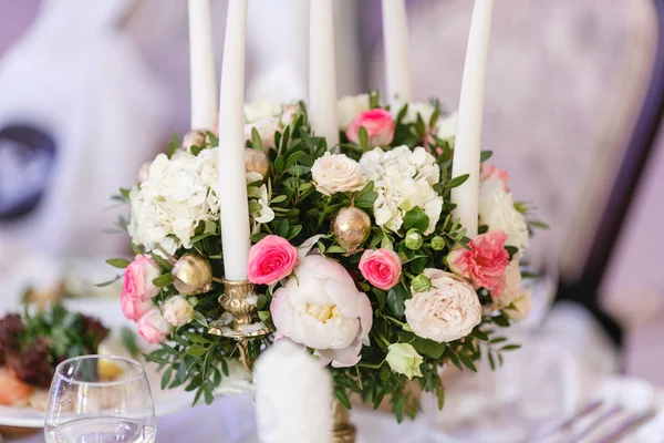Bougies blanches sur chandelier en or métallique debout sur les tables à la réception de mariage de luxe dans le restaurant. décor élégant et ornementale — Photo