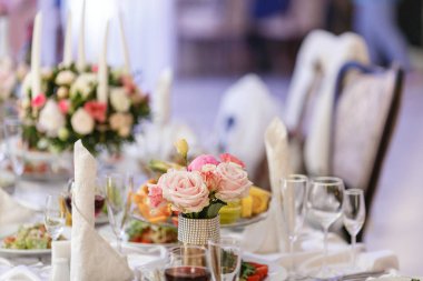 Lüks düğün restoranda. şık bir dekor ve süsleyen. Restoran tablo gıda ile