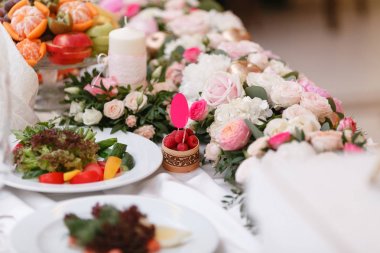 Lüks düğün restoranda. şık bir dekor ve süsleyen. Restoran tablo gıda ile