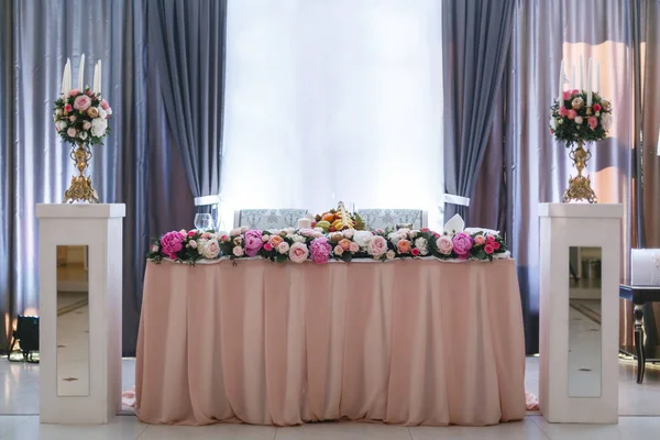 Luxus-Hochzeitsempfang im Restaurant. stilvolles Dekor und Dekoration. Restauranttisch mit Essen — Stockfoto