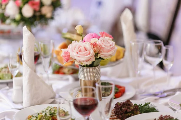 豪华的婚礼招待会在餐馆。时尚的装饰和装饰。餐饮餐桌 — 图库照片