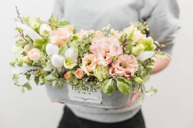 çiçek aranjmanı. güzel lüks buket karışık kadın elinde. Çiçekçi Çiçek dükkanında çalışır. Yatay fotoğraf