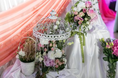 Lüks düğün restoranda. şık bir dekor ve süsleyen. Restoran masa dekor