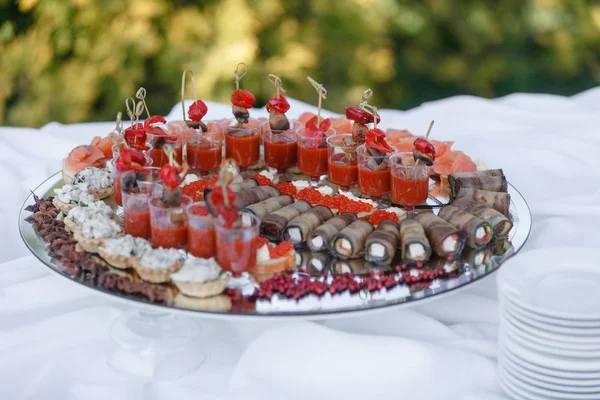 Pyszne bułki Kanapki z bakłażanem i pomidorami. Smaczne w formie szwedzkiego stołu. Letnia impreza odkryty. Catering koncepcja — Zdjęcie stockowe