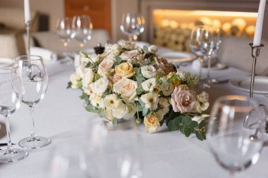 Lüks düğün. Çiçek aranjmanı Restoran tablo. Şık bir dekor ve süsleyen.