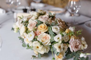 Lüks düğün. Çiçek aranjmanı Restoran tablo. Şık bir dekor ve süsleyen.