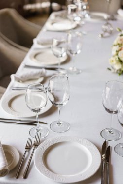 Sofra Restaurant, gözlük ön planda. Lüks düğün. Çiçek aranjmanı Restoran tablo. Şık bir dekor ve süsleyen.