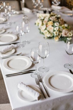 Lüks düğün. Çiçek aranjmanı Restoran tablo. Şık bir dekor ve süsleyen.