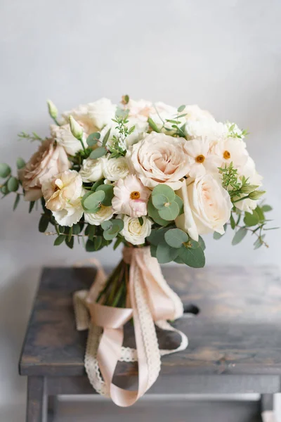 Bouquet de mariage de roses blanches et buttercup sur une table en bois. Beaucoup de verdure, moderne asymétrique nuptiale échevelée — Photo