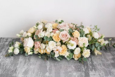 Gri masada çiçek aranjmanı. Şık bir dekor ve süsleyen.