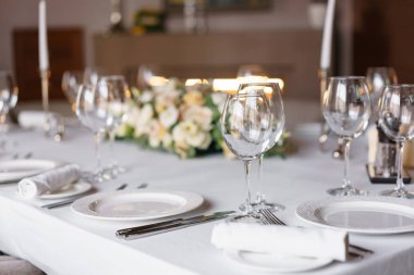 Sofra Restaurant, gözlük ön planda. Lüks düğün. Çiçek aranjmanı Restoran tablo. Şık bir dekor ve süsleyen.