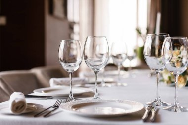 Sofra Restaurant, gözlük ön planda. Lüks düğün. Çiçek aranjmanı Restoran tablo. Şık bir dekor ve süsleyen.