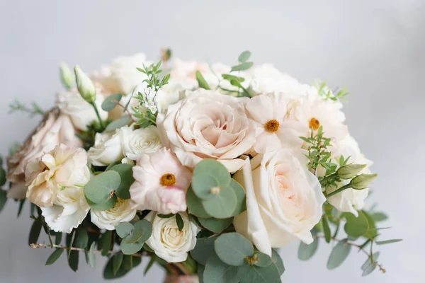 Ramo de boda de rosas blancas y buttercup en una mesa de madera. Un montón de vegetación, moderno asimétrica desaliñado nupcial manojo — Foto de Stock