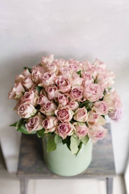 Çok renkli, pastel pembe ve Lila renk güller. Bir sürü tomurcukları. Çiçek doğal zemin. Çiçek Dükkanı kavramı