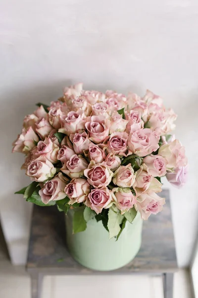 Rosen von mehrfarbigen, pastellrosa und lila Farbe. viele Knospen. Florale Naturkulisse. Blumenladen-Konzept — Stockfoto
