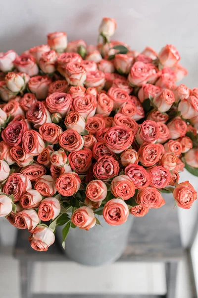 Розы многоцветные, пастельно-розового и порошкообразного цвета. Много бутонов. Цветочный естественный фон. Концепция цветочного магазина — стоковое фото